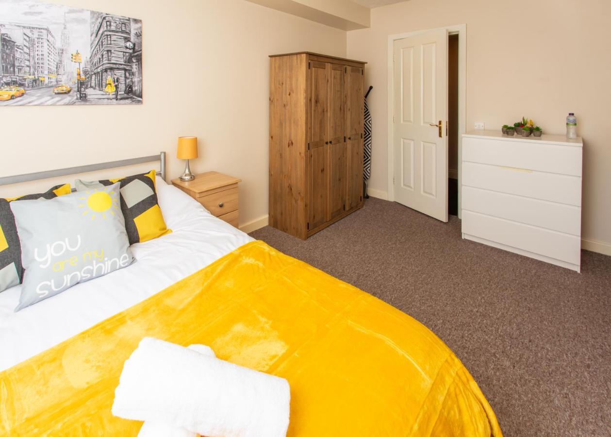 Ample Comforts, Centrally Located, Town Centre Warrington  Esterno foto