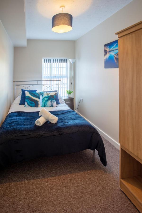 Ample Comforts, Centrally Located, Town Centre Warrington  Esterno foto