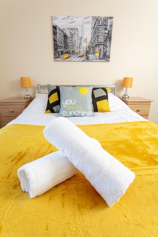 Ample Comforts, Centrally Located, Town Centre Warrington  Esterno foto
