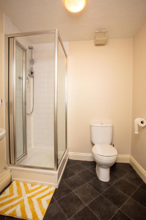Ample Comforts, Centrally Located, Town Centre Warrington  Esterno foto