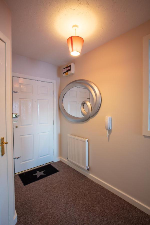 Ample Comforts, Centrally Located, Town Centre Warrington  Esterno foto
